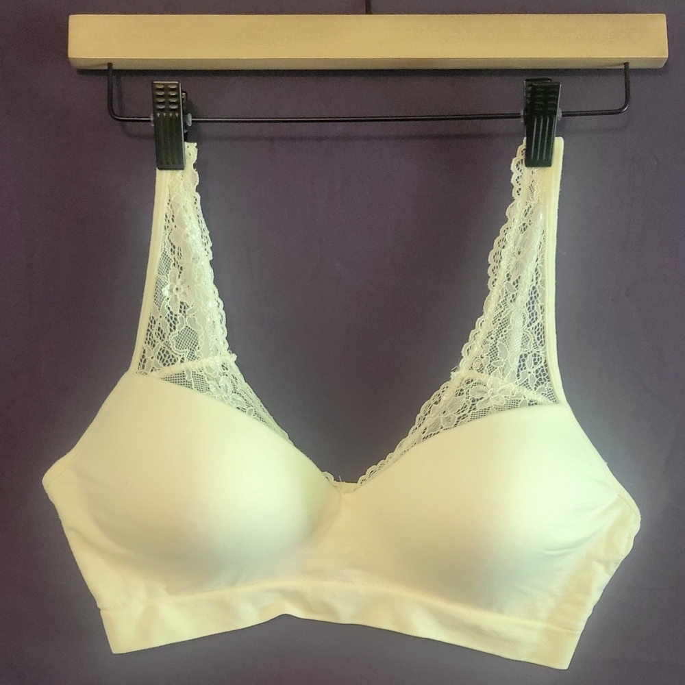Dreamwear Womens Cream Lace Trim Bra with Adjustable Straps. Size L